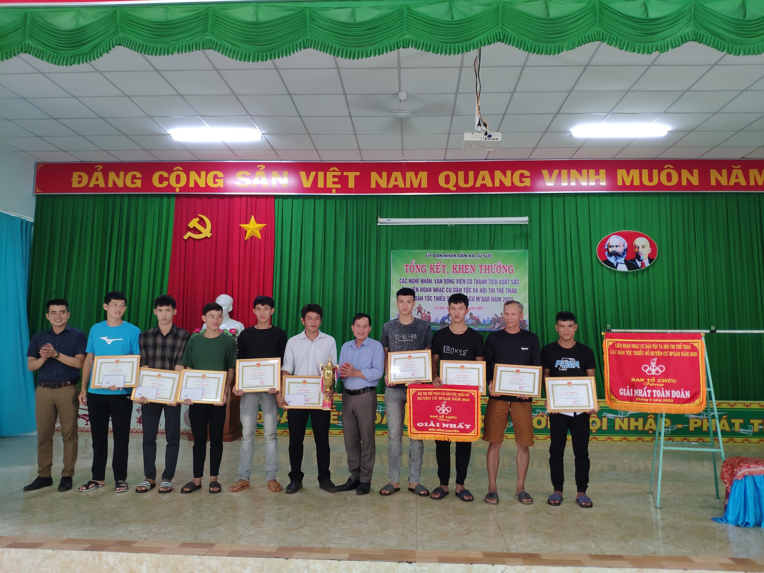 trao thuong lhncdt (2)